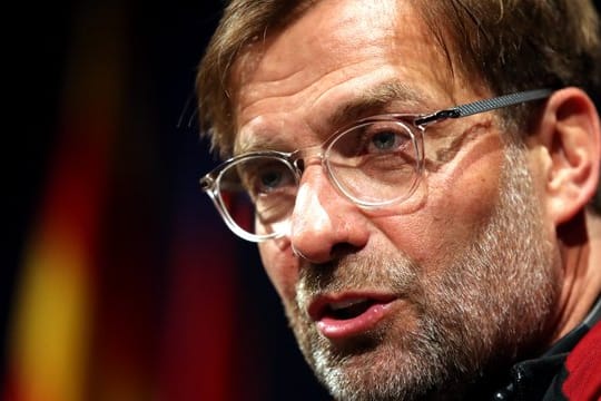 Für Trainer Jürgen Klopp und den FC Liverpool kommt es in der Premier League zum Fernduell mit Manchester City um die Meisterschaft.