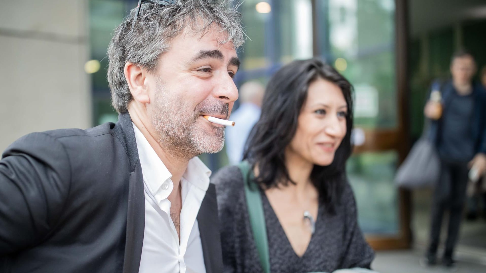 Deniz Yücel mit seiner Frau nach dem Auftritt vor dem Amtsgericht Tiergarten in Berlin.