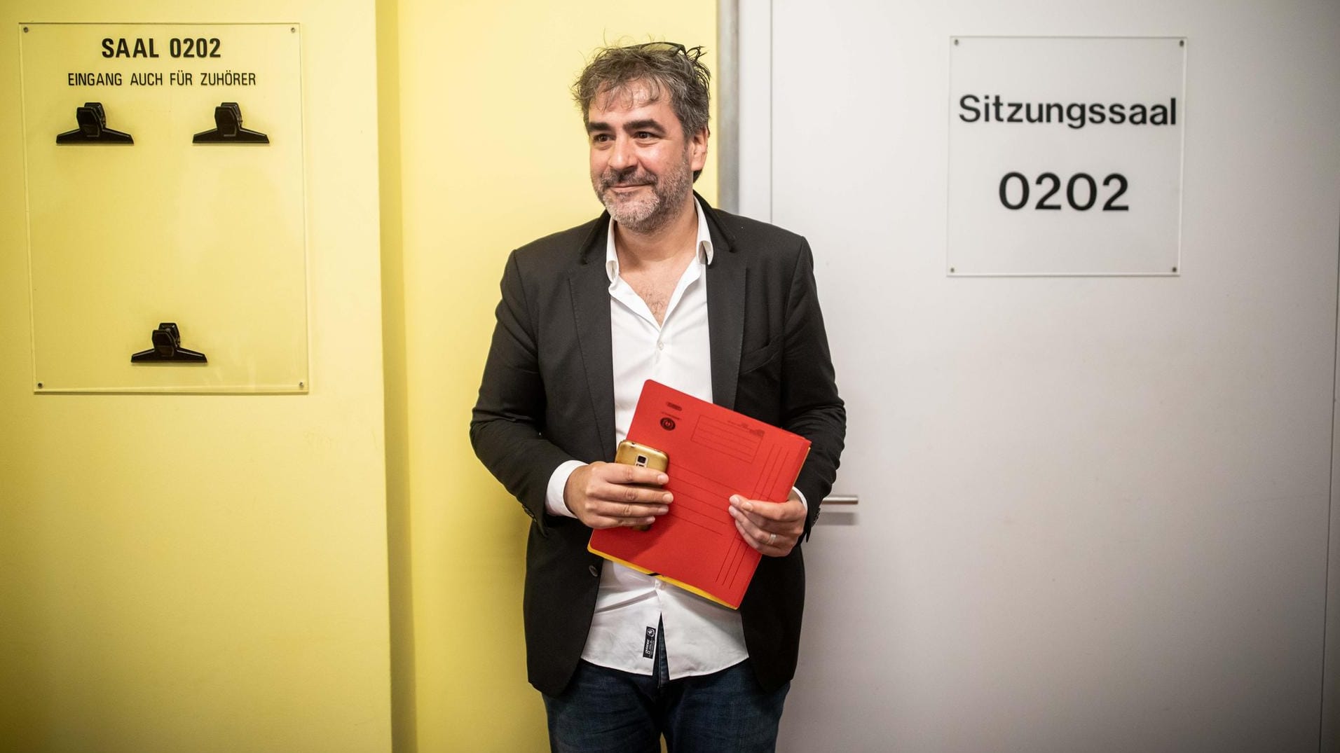 Deniz Yücel, Journalist der "Welt", steht im Amtsgericht Tiergarten nach der Vernehmung nach einer Rechtshilfeanfrage des 32. Schwurgerichts in Istanbul.