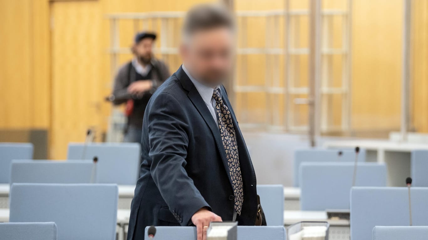 Düsseldorf: Der wegen Offenbarens von Staatsgeheimnissen Angeklagte wartet im Oberlandesgericht auf den Prozessbeginn.