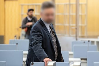 Düsseldorf: Der wegen Offenbarens von Staatsgeheimnissen Angeklagte wartet im Oberlandesgericht auf den Prozessbeginn.