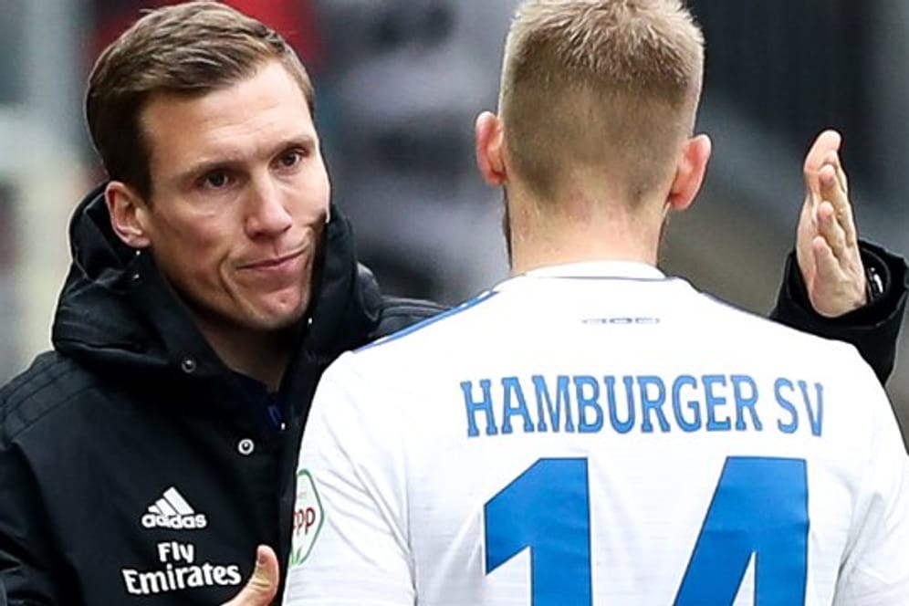 HSV-Trainer Hannes Wolf (l) kann wieder mit Aaron Hunt planen.