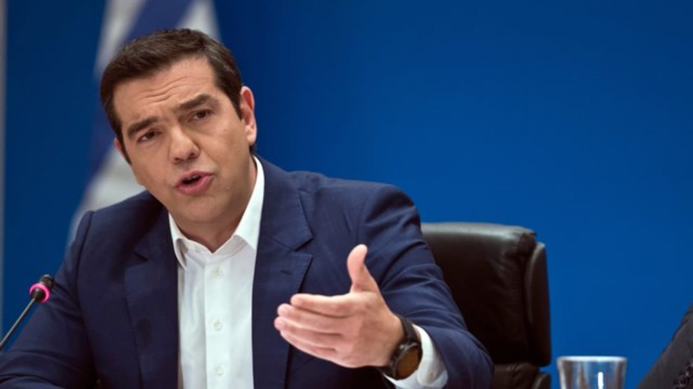 Bei der zum Teil stürmisch verlaufenen Debatte warb Tsipras damit, dass Griechenland unter seiner Führung aus der schwersten Finanzkrise der jüngsten Geschichte langsam herausgekommen sei.