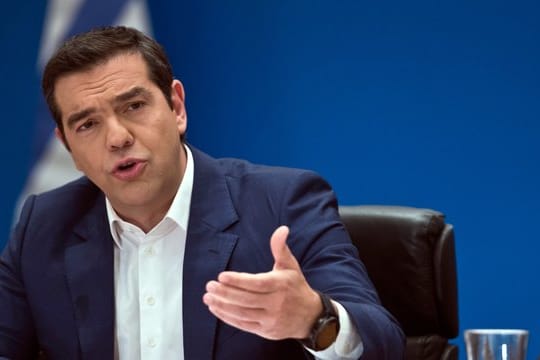 Bei der zum Teil stürmisch verlaufenen Debatte warb Tsipras damit, dass Griechenland unter seiner Führung aus der schwersten Finanzkrise der jüngsten Geschichte langsam herausgekommen sei.