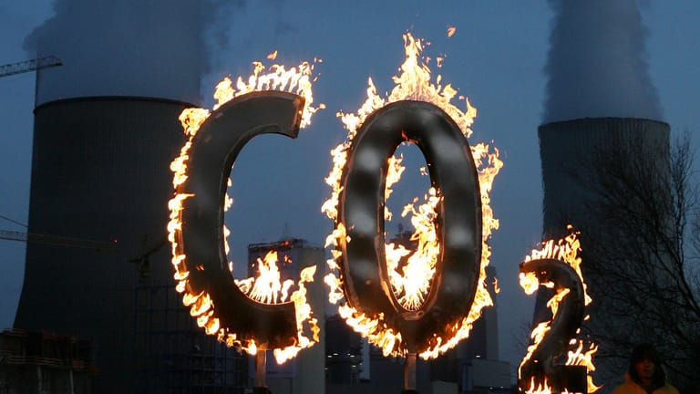 Brennendes CO-2-Zeichen auf einer Demo (Archivbild): Die Umweltminister der Länder haben von der Bundesregierung die Prüfung einer CO2-Steuer gefordert.