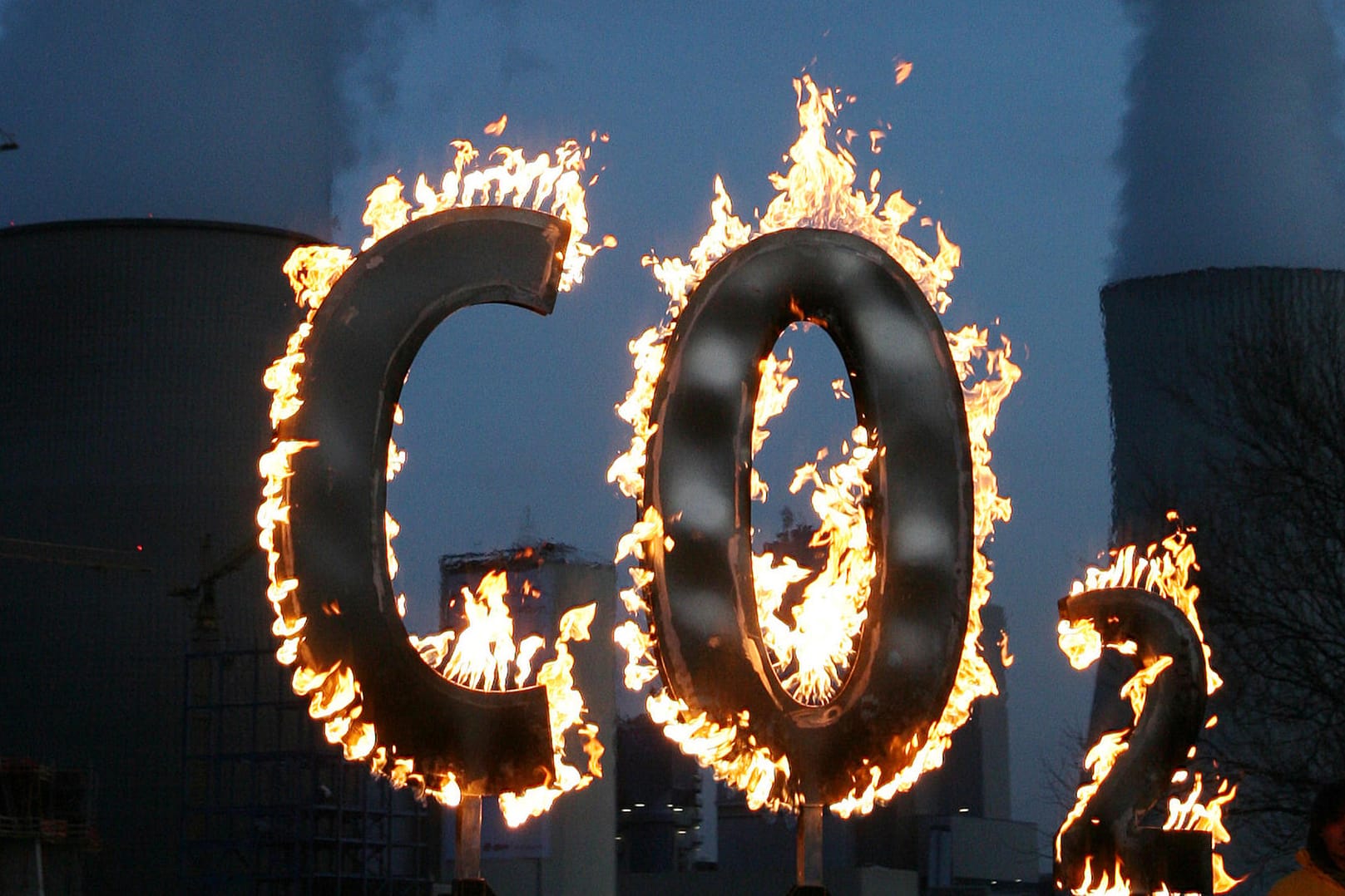 Brennendes CO-2-Zeichen auf einer Demo (Archivbild): Die Umweltminister der Länder haben von der Bundesregierung die Prüfung einer CO2-Steuer gefordert.