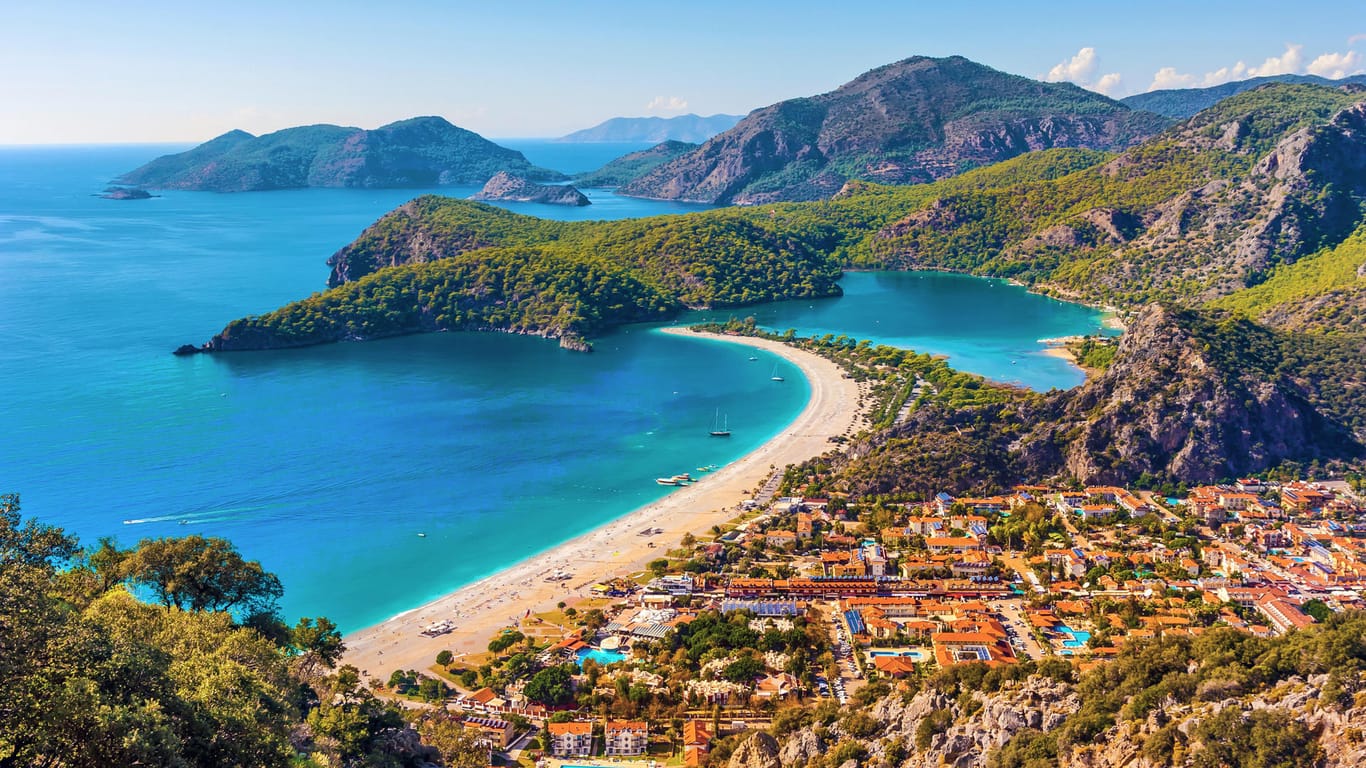 Oludeniz-Lagune in der Türkei: Nach einigen Jahren sinkender Besucherzahlen prognostizieren Experten für den Sommer 2019 wieder mehr Urlauber.
