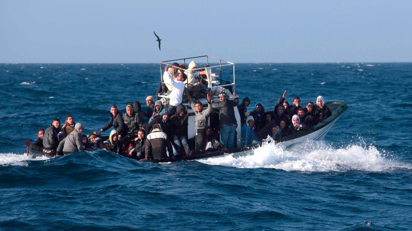 Ein Boot mit Flüchtlingen an Bord fährt auf dem Mittelmeer.