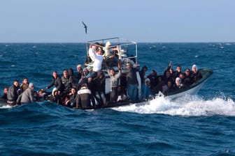 Ein Boot mit Flüchtlingen an Bord fährt auf dem Mittelmeer.
