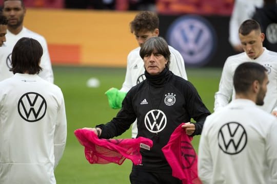 Präsentiert sich mit dem DFB-Team den Fans in Aachen: Bundestrainer Joachim Löw (M).