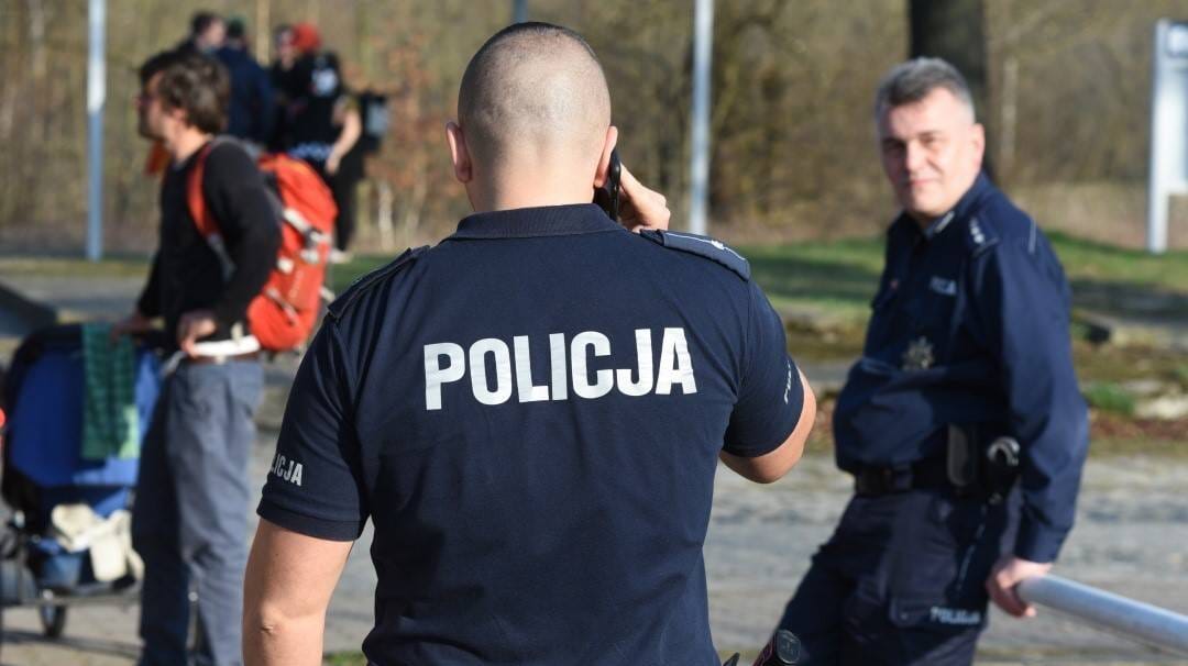 Polnische Polizisten (Symbolbild): Ein Teenager hat an einer Schule in Polen seinen Mitschüler erstochen.