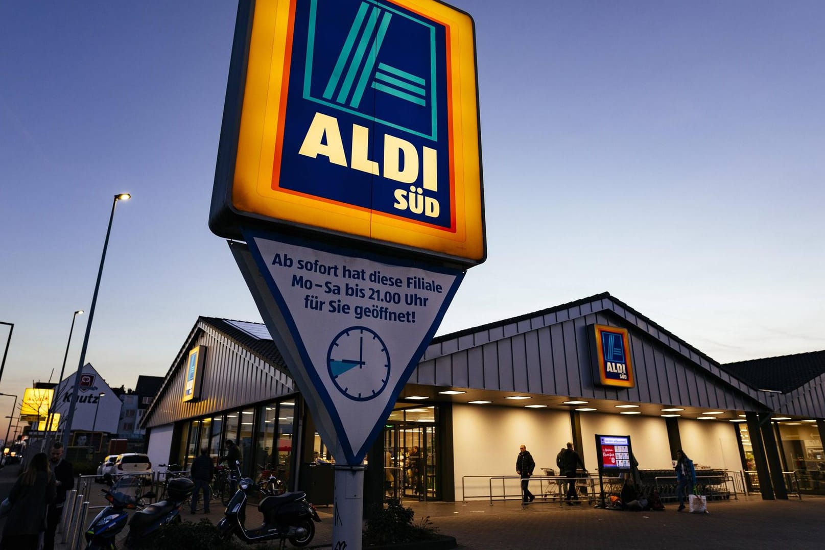 Aldi-Filiale: Der Lebensmitteldiscounter hat seine neuen Smartphone-Tarife vorgestellt.