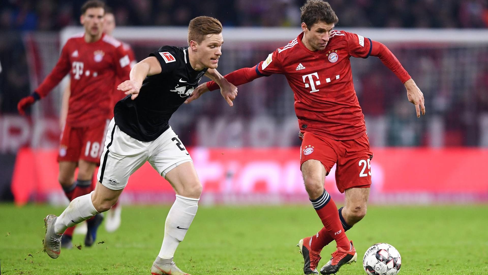 Wer holt den Pokal? Marcel Halstenberg und RB Leipzig (l.) oder Thomas Müller und der FC Bayern.