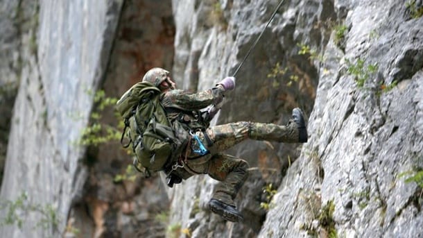 Gebirgsjäger an einer Steilwand (Archivbild): Mit einer Gefechtsübung auch im öffentlichen Raum demonstriert die Bundeswehr in Bayern Einsatzbereitschaft.