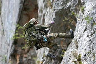 Gebirgsjäger an einer Steilwand (Archivbild): Mit einer Gefechtsübung auch im öffentlichen Raum demonstriert die Bundeswehr in Bayern Einsatzbereitschaft.