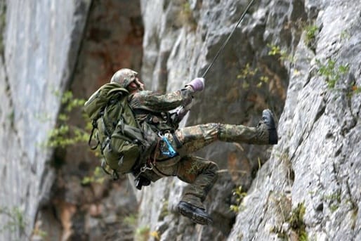 Gebirgsjäger an einer Steilwand (Archivbild): Mit einer Gefechtsübung auch im öffentlichen Raum demonstriert die Bundeswehr in Bayern Einsatzbereitschaft.