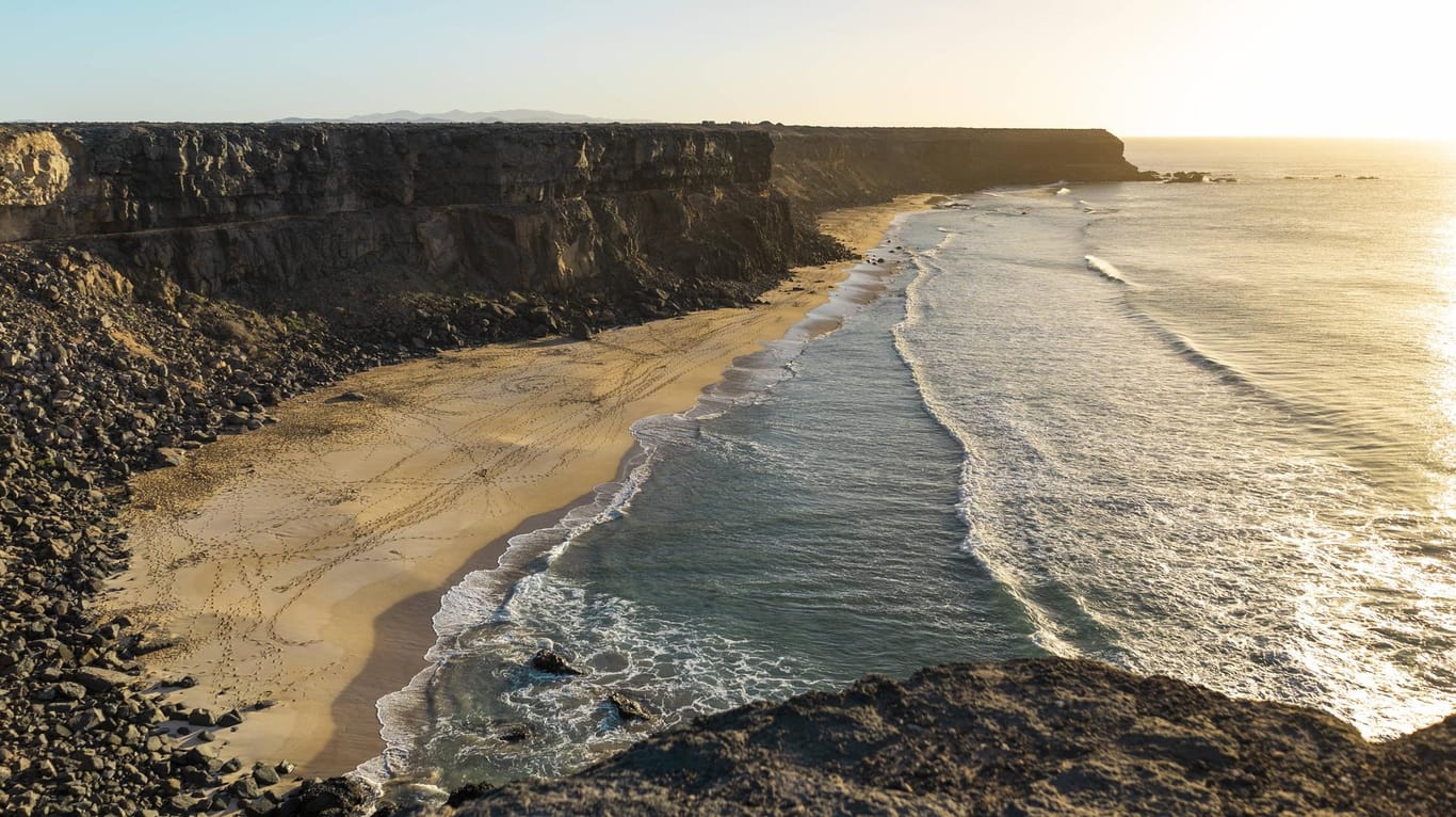 Strand auf Fuerteventura: In 2018 musste die spanische Regierung Touristenströme noch einbremsen – in diesem Jahr sind die Buchungen zurückgegangen.