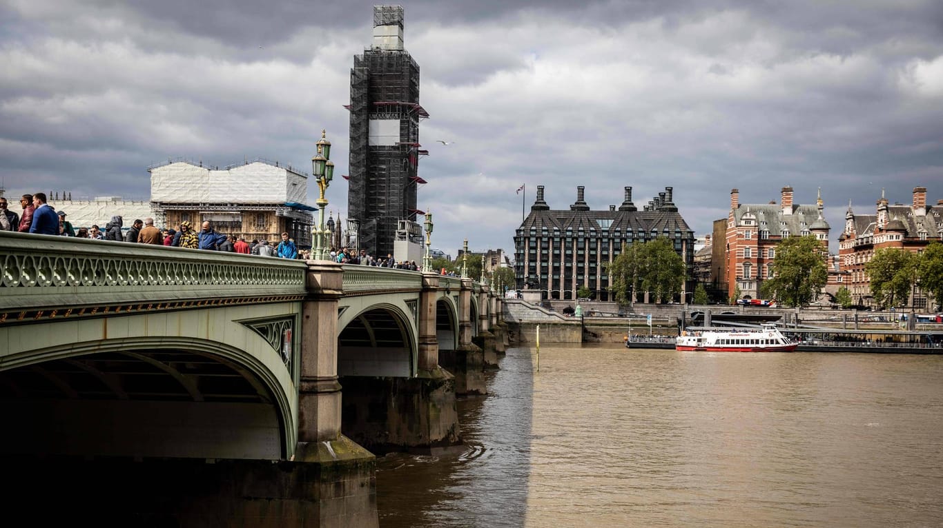 Touristen gehen zum Big Ben in London: Der Brexit beeinflusst nicht nur deutsche Urlauber, die nach Großbritannien wollen.
