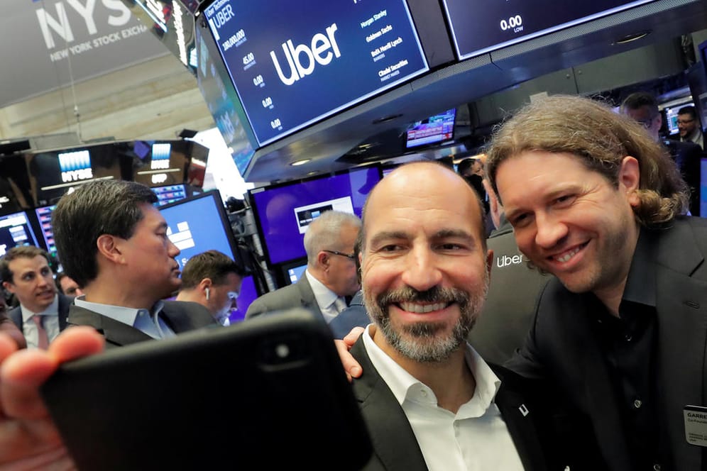 Uber-Chef Dara Khosrowshahi und Mitgründer Garrett Camp auf der Börse in New York: Angesichts der schlechten Stimmung am Markt hatte sich bereits abgezeichnet, dass die Nachfrage nach den Papieren eher verhalten sein dürfte.