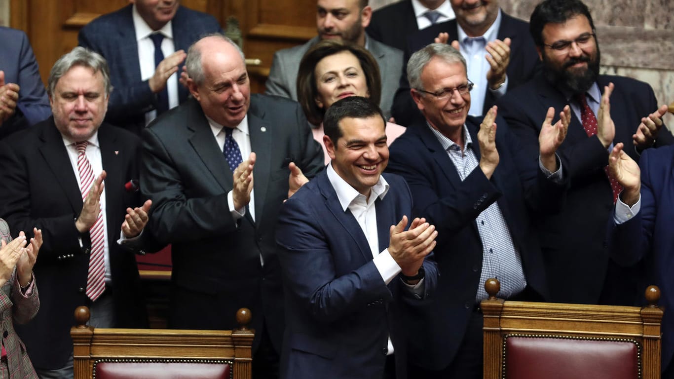 Vertrauen bestätigt: Premier Alexis Tsipras umgeben von seinen Abgeordneten.