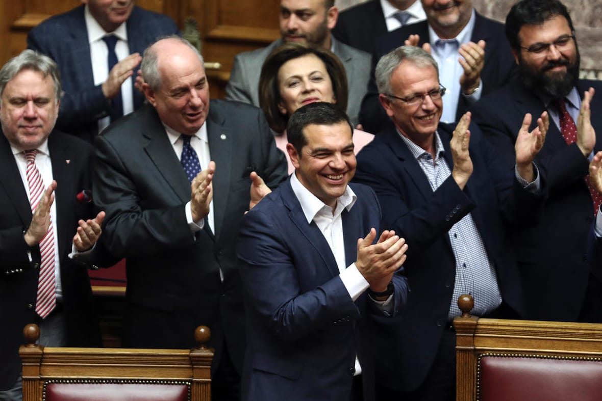 Vertrauen bestätigt: Premier Alexis Tsipras umgeben von seinen Abgeordneten.