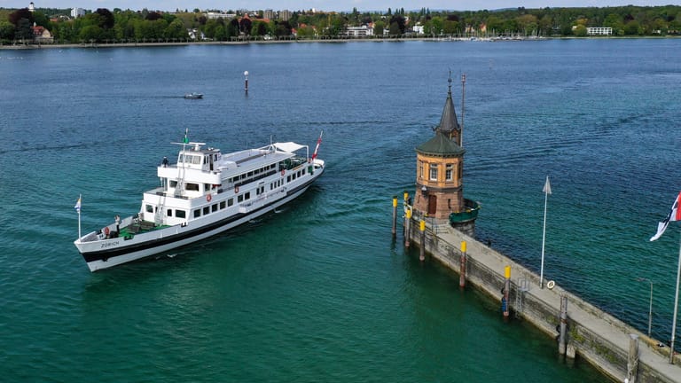 Das Passagierschiff Zürich fährt auf dem Bodensee in den Hafen von Konstanz ein.