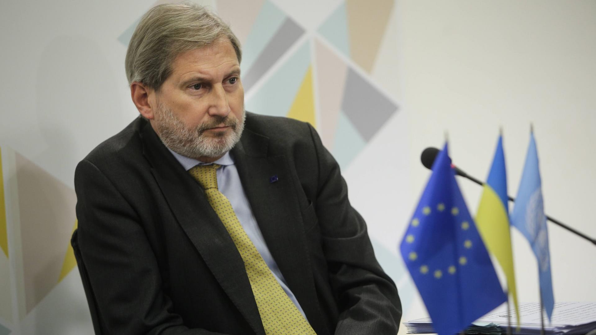 EU-Nachbarschaftskommissar Johannes Hahn auf einer Konferenz (Archivbild): Der EU-Kommissar kritisiert die Begründung der türkischen Regierung für die Wiederholung der Bürgermeisterwahlen in Istanbul scharf.