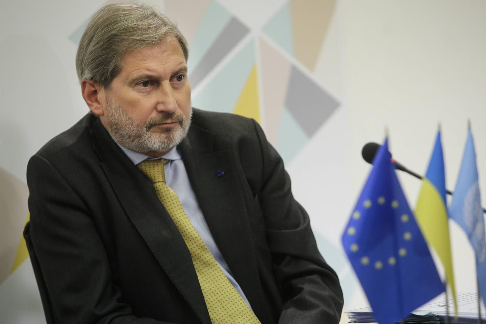 EU-Nachbarschaftskommissar Johannes Hahn auf einer Konferenz (Archivbild): Der EU-Kommissar kritisiert die Begründung der türkischen Regierung für die Wiederholung der Bürgermeisterwahlen in Istanbul scharf.