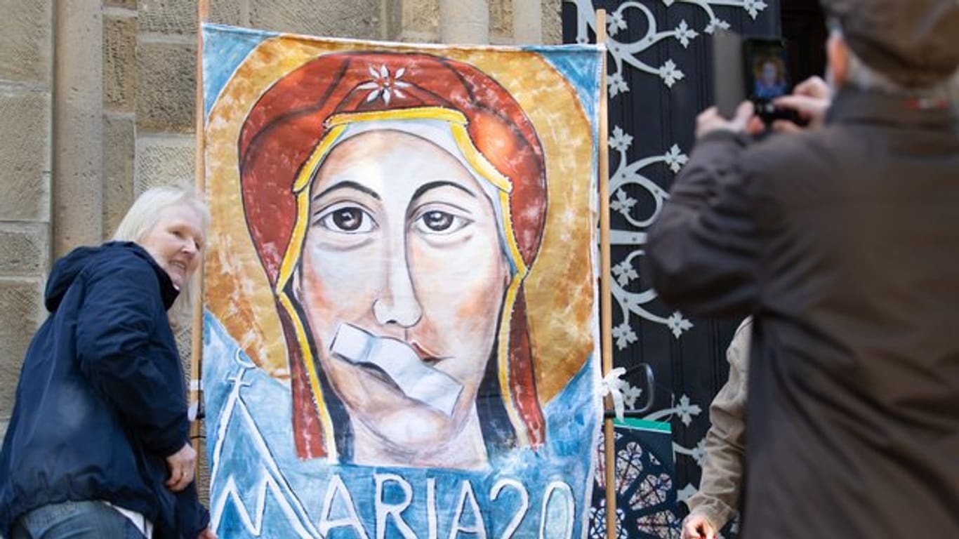 Ein Transparent beim Kirchenstreik "Maria 2.