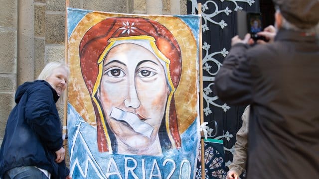 Ein Transparent beim Kirchenstreik "Maria 2.