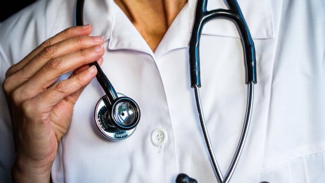 Ärztin hält ein Stethoskop in den Händen: Der Anteil von Frauen im Arztberuf steigt. Ärztin hält ein Stethoskop in den Händen: Der Anteil von Frauen im Arztberuf steigt.