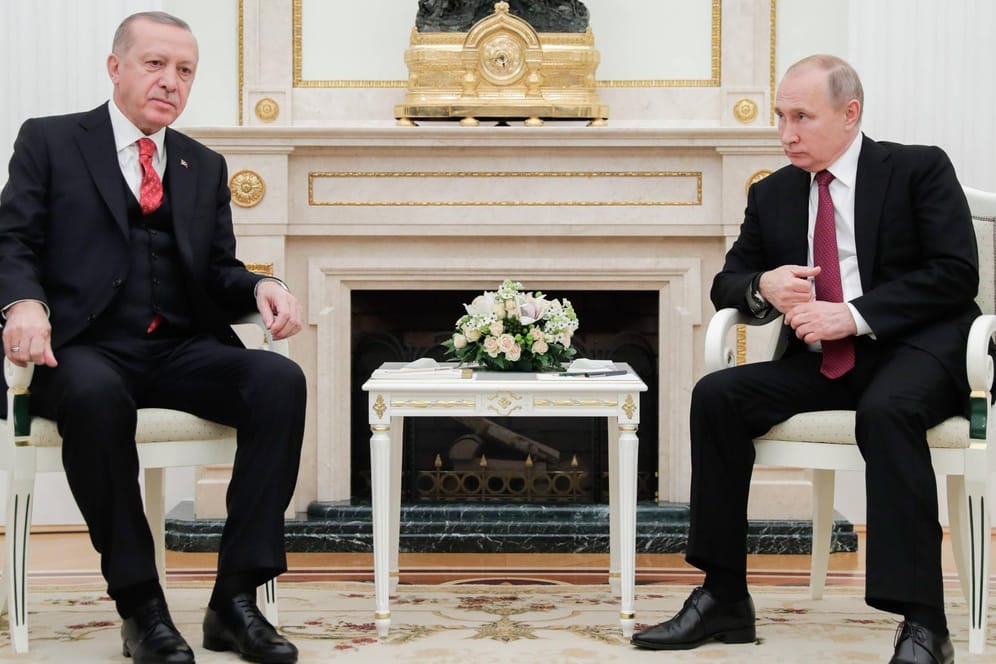 Der türkische Präsident Erdogan mit seinem russischen Amtskollegen Putin: Erdogan hat offenbar einen Waffendeal mit Russland gestoppt.