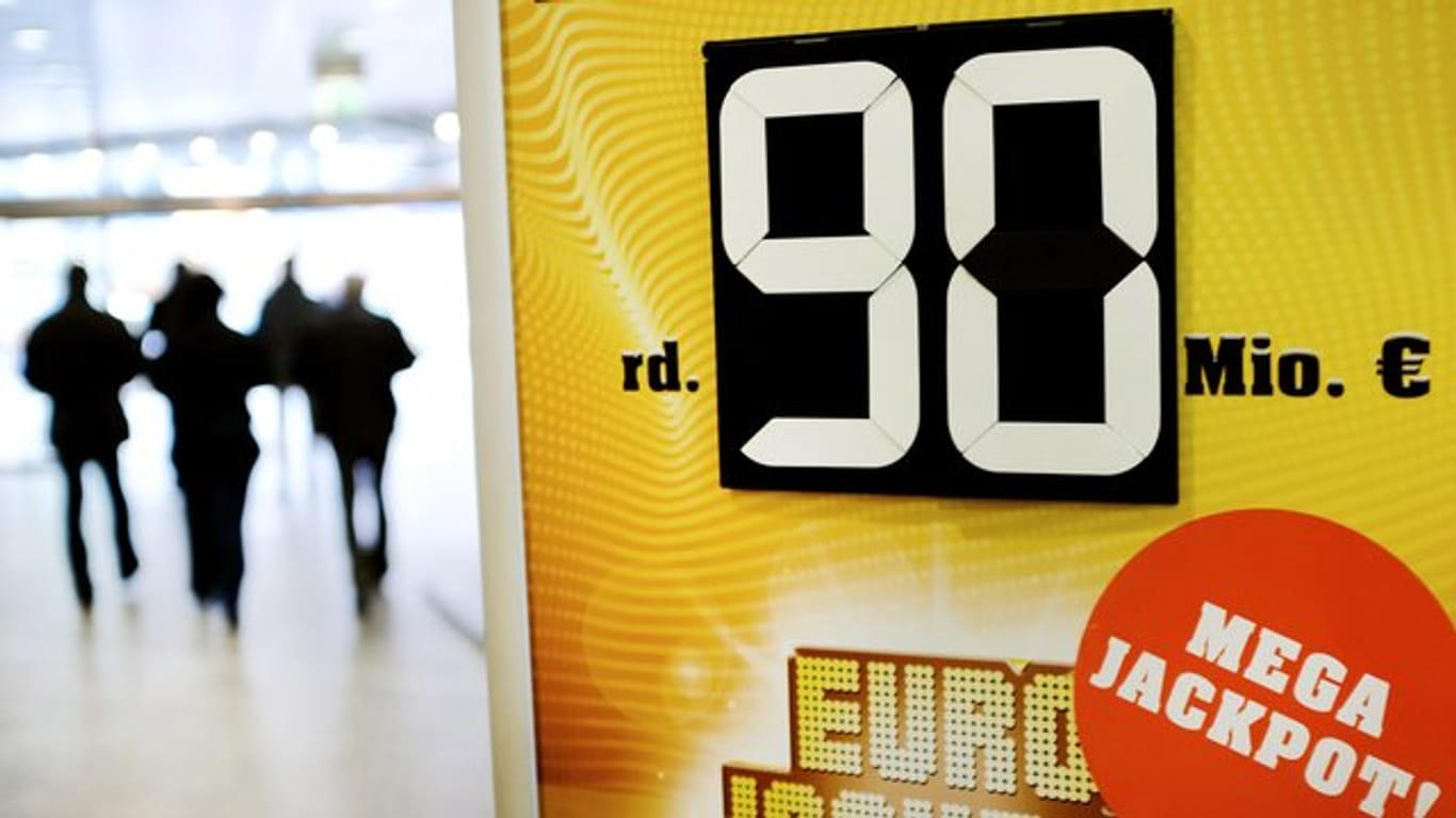Seit dem Start des Eurojackpots im Jahr 2012 hatte die europäische Lotterie zum siebten Mal die gesetzlich festgelegte Obergrenze von 90 Millionen Euro erreicht.