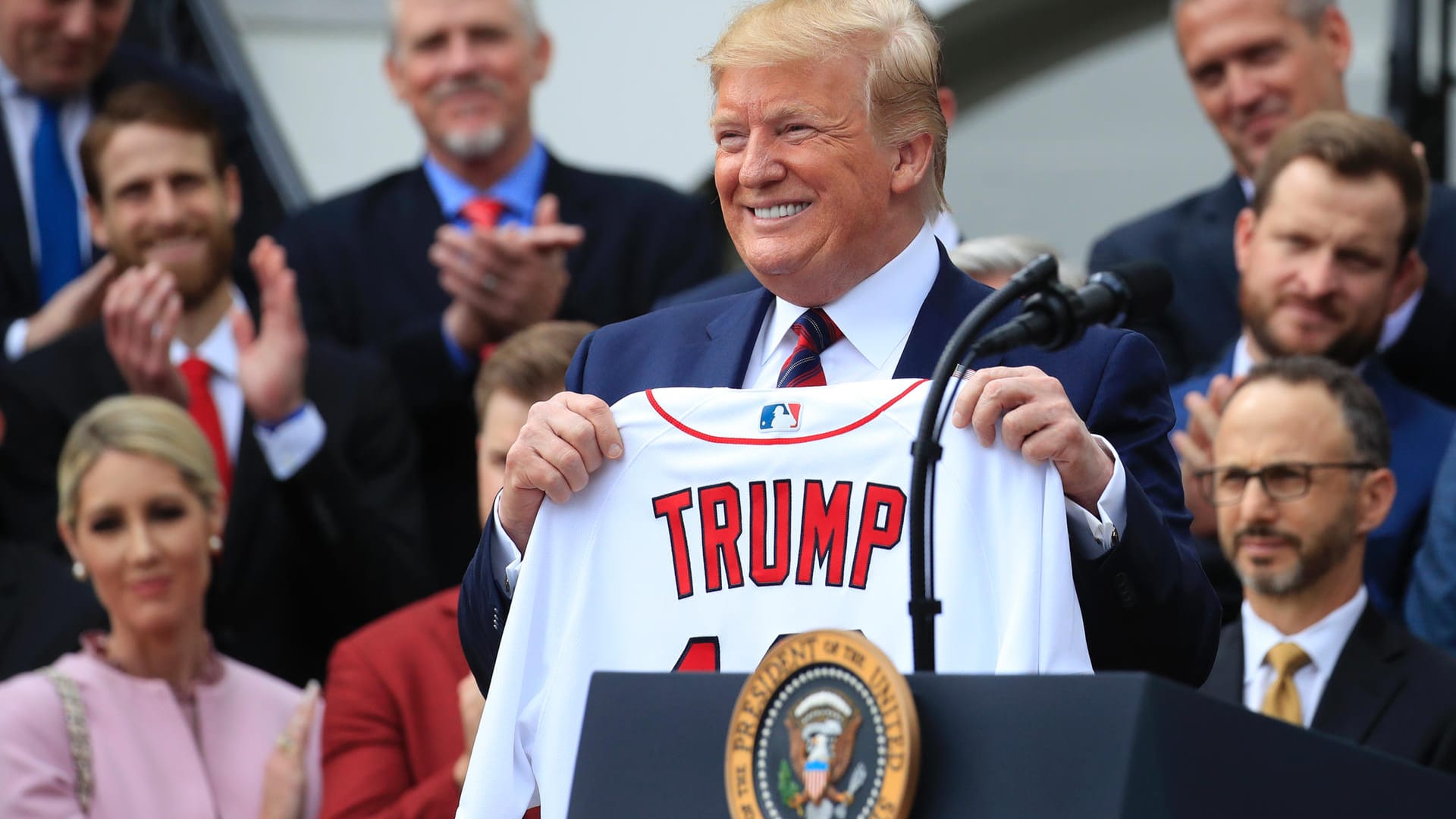 Donald Trump zeigt ein Trikot des Baseballteams Boston Red Sox, das ihm überreicht wurde: Demokraten hatten formell die Steuererklärungen von Trump und mehrerer seiner Firmen für die Steuerjahre 2013 bis 2018 angefordert. Donald Trump zeigt ein Trikot des Baseballteams Boston Red Sox, das ihm überreicht wurde: Demokraten hatten formell die Steuererklärungen von Trump und mehrerer seiner Firmen für die Steuerjahre 2013 bis 2018 angefordert.