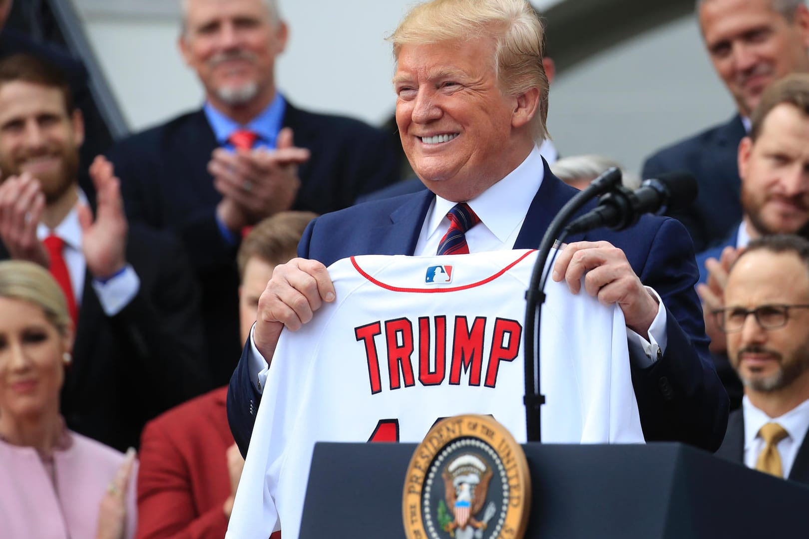 Donald Trump zeigt ein Trikot des Baseballteams Boston Red Sox, das ihm überreicht wurde: Demokraten hatten formell die Steuererklärungen von Trump und mehrerer seiner Firmen für die Steuerjahre 2013 bis 2018 angefordert.