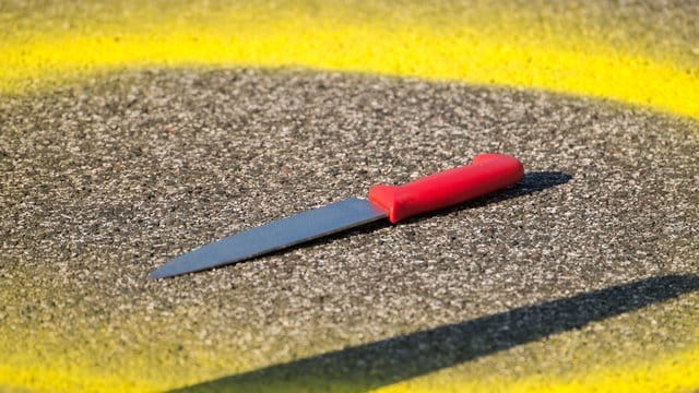 Laut einem Gesetzentwurf soll das Mitführen von Klingen in Einkaufszentren, an Bahnhöfen, Haltestellen und bei Großveranstaltungen künftig verboten werden können. Laut einem Gesetzentwurf soll das Mitführen von Klingen in Einkaufszentren, an Bahnhöfen, Haltestellen und bei Großveranstaltungen künftig verboten werden können.