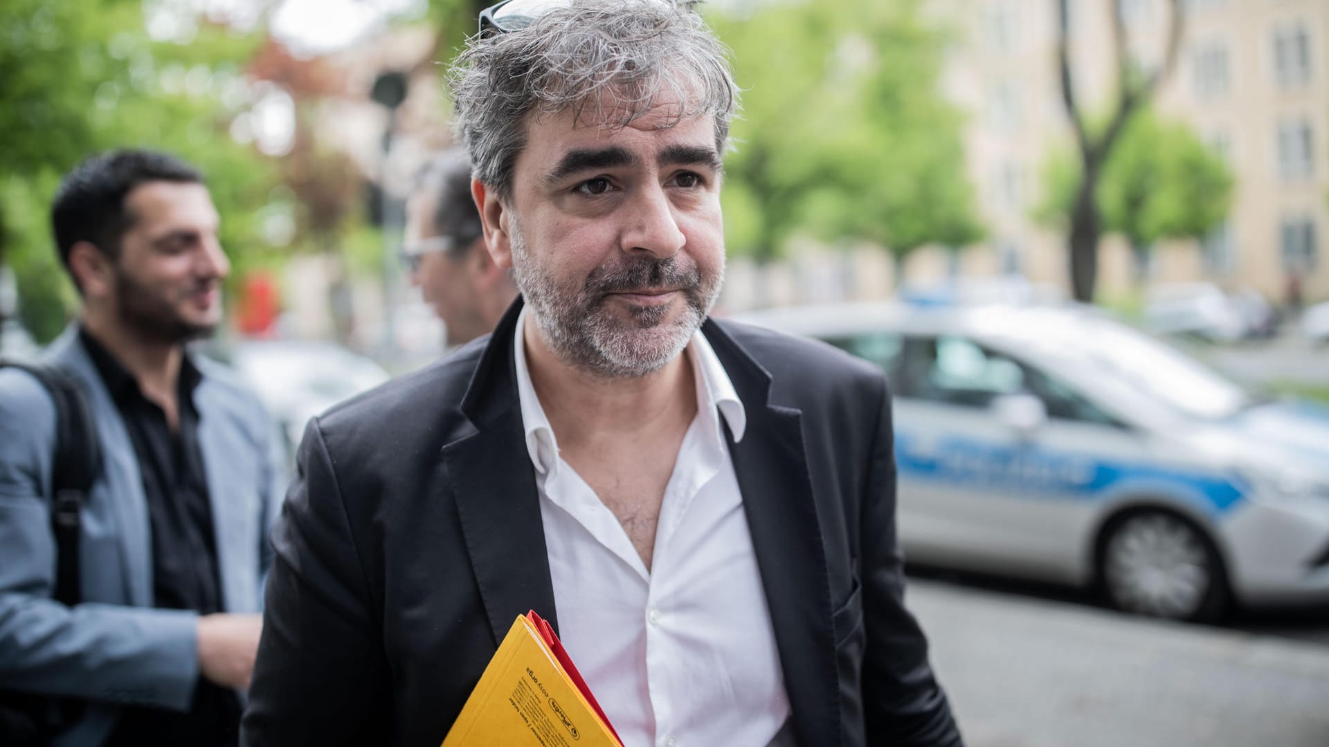 Deniz Yücel geht zum Amtsgericht Tiergarten zu einer Vernehmung nach einer Rechtshilfeanfrage eines türkischen Gerichts: Yücel war in der Türkei in Untersuchungshaft. Nach eigener Aussage wurde er während seiner Haft gefoltert.