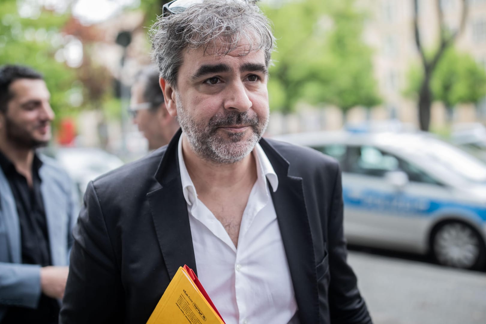 Deniz Yücel geht zum Amtsgericht Tiergarten zu einer Vernehmung nach einer Rechtshilfeanfrage eines türkischen Gerichts: Yücel war in der Türkei in Untersuchungshaft. Nach eigener Aussage wurde er während seiner Haft gefoltert.