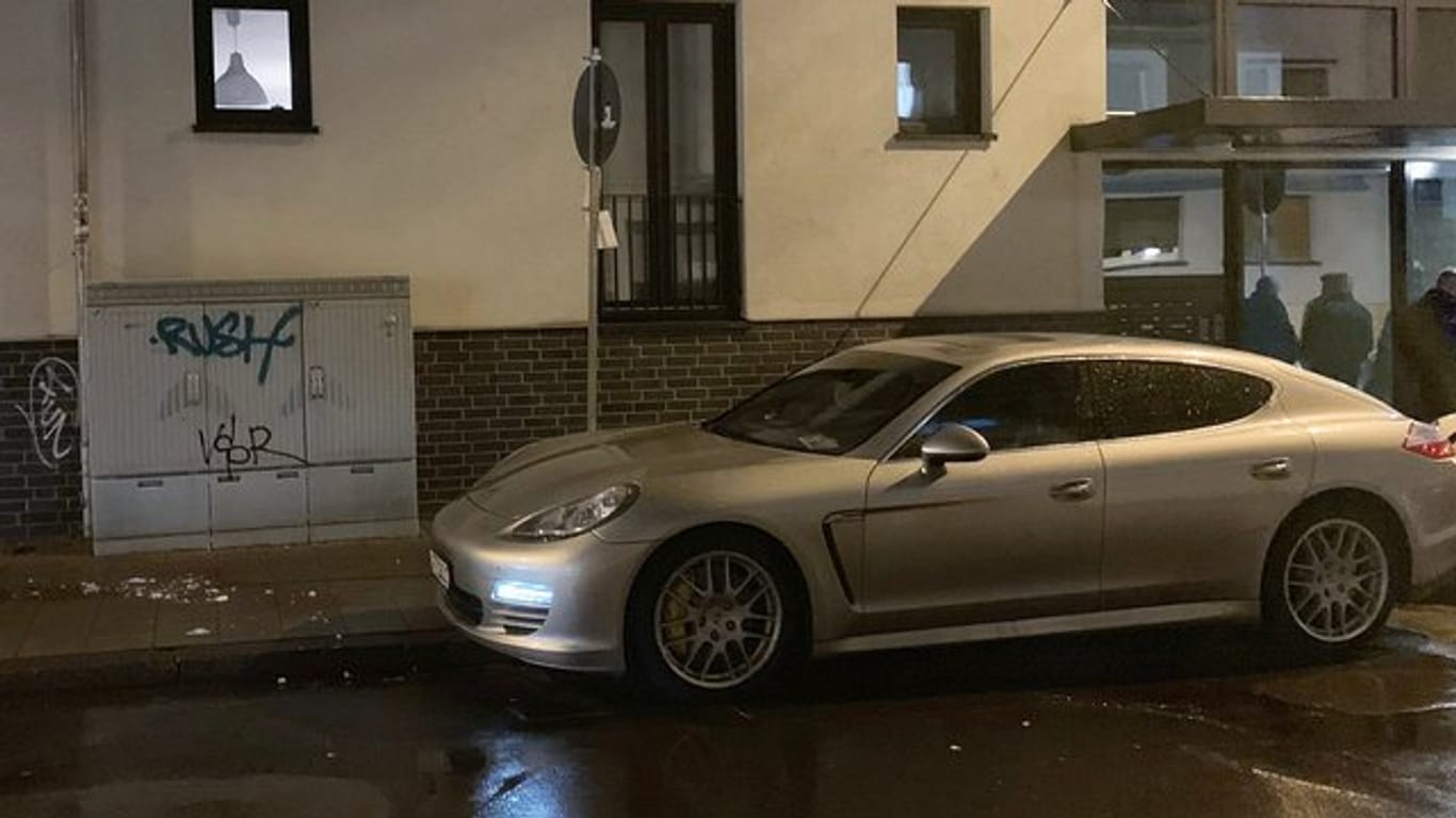 In Offenbach ist eine 44 Jahre alte Frau auf offener Straße in einem geparkten Porsche erschossen worden.
