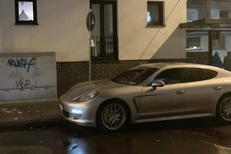 In Offenbach ist eine 44 Jahre alte Frau auf offener Straße in einem geparkten Porsche erschossen worden.