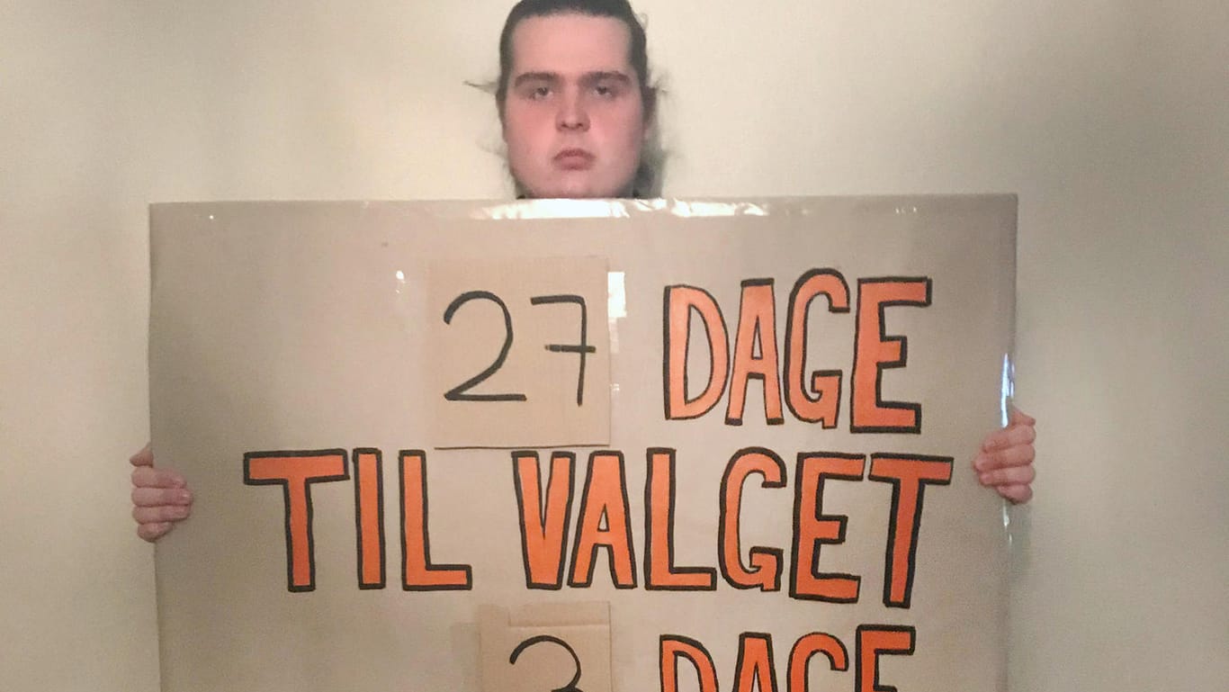 Der Däne Mikkel Brix hält ein Schild mit der Aufschrift "27 Tage bis zur Wahl, drei Tage ohne Essen" ("27 dage til valget, 3 dage uden mad"): Im Kampf gegen die Klimakrise ist der junge Däne in den Hungerstreik getreten.