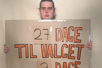 Der Däne Mikkel Brix hält ein Schild mit der Aufschrift "27 Tage bis zur Wahl, drei Tage ohne Essen" ("27 dage til valget, 3 dage uden mad"): Im Kampf gegen die Klimakrise ist der junge Däne in den Hungerstreik getreten.