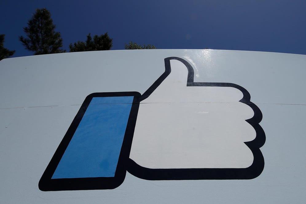 Ein Facebook-Daumen prangt an einer Wand: Der Konzern geht schärfer gegen Datenschutzverstöße vor.