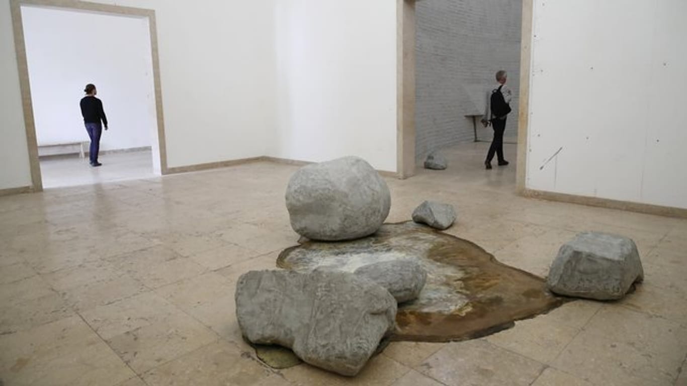Besucher gehen an der Installation der Künstlerin Natascha Süder Happelmann im Deutschen Pavillon auf der Art Biennale Venedig 2019 vorbei.