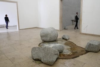 Besucher gehen an der Installation der Künstlerin Natascha Süder Happelmann im Deutschen Pavillon auf der Art Biennale Venedig 2019 vorbei.