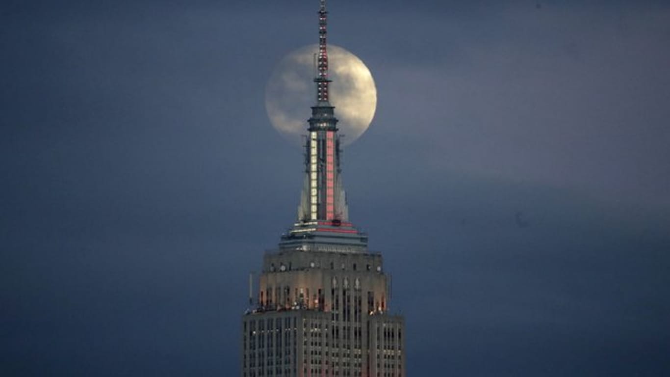 Am Empire State Building findet eine Lichtshow statt, die auf Shawn Mendes' Song "If I Can't Have You" abgestimmt ist.