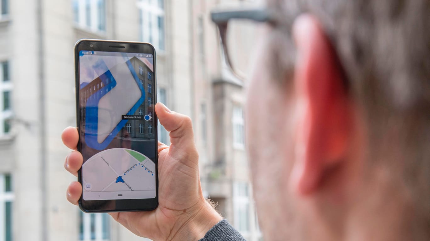 Ein Mann nutzt das neue Google Pixel 3a zur Navigation: Das neue Mittelklasse-Smartphone lässt sich leichter reparieren als viele andere Android-Handys.