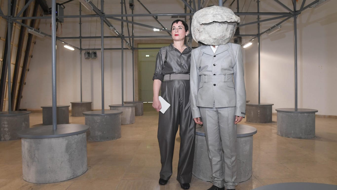 Kunst-Biennale in Venedig: Künstlerin Natascha Süder Happelmann (rechts) und ihre Sprecherin Helene Duldung stehen bei der Eröffnung im deutschen Pavillon.