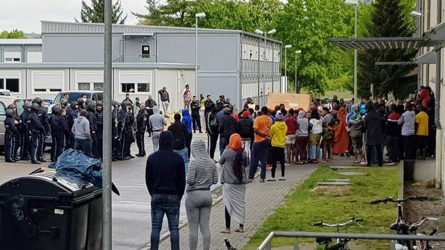 Polizisten vor dem Ankerzentrum in Regensburg.