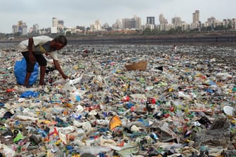 Ein Mann sammelt Plastik und andere wiederverwertbare Materialen an der Küste des Arabisches Meeres: Jährlich landen etwa acht Millionen Tonnen Plastikmüll in den Weltmeeren.